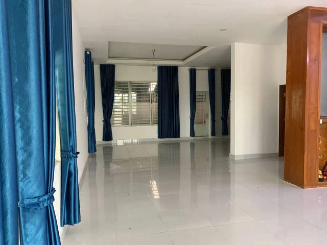 ផ្ទះកែង2ល្វែង សំរាប់បេីកអាជីវកម្មផ្សេងៗរឺបេីក office